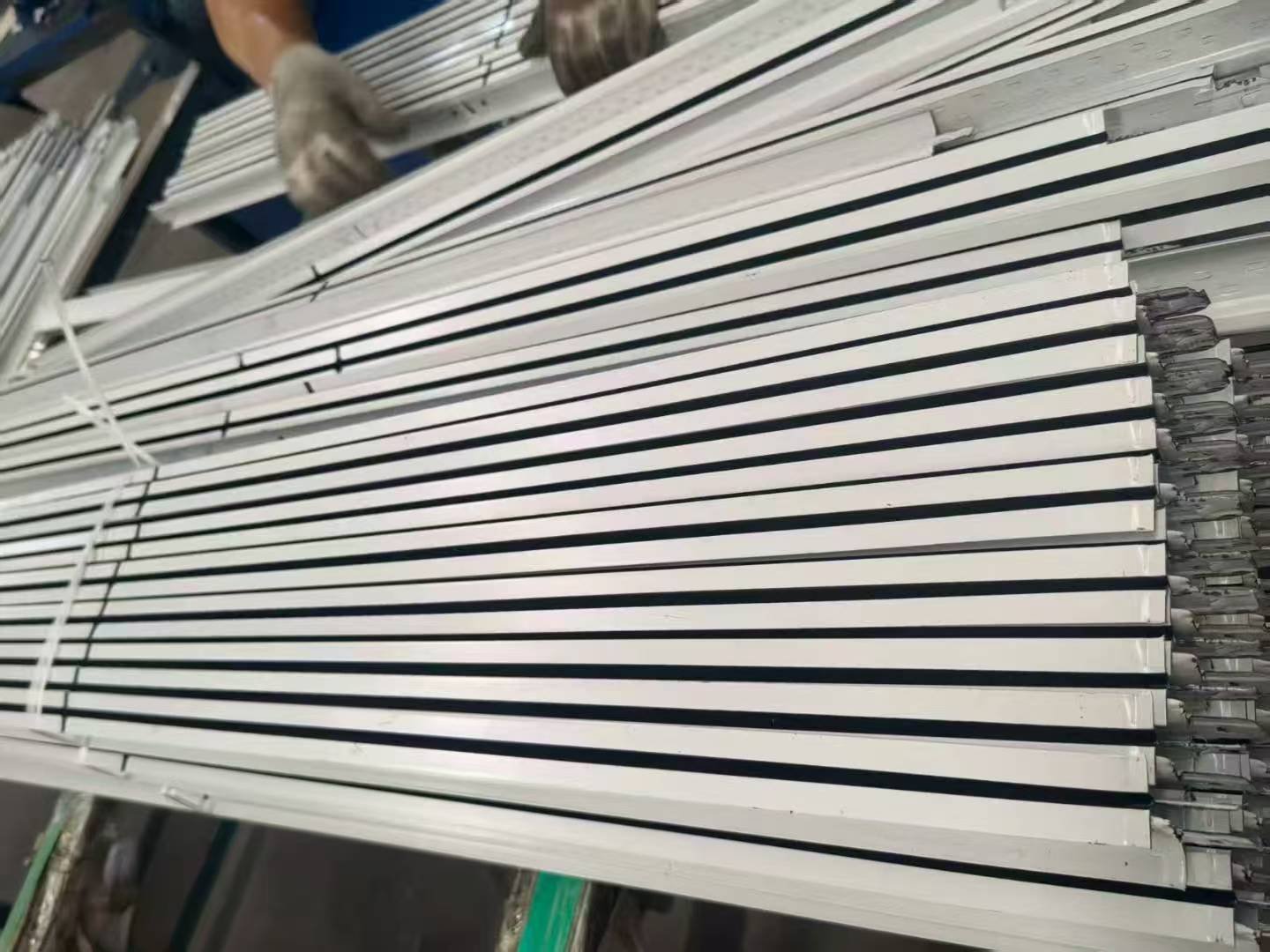 شبكة السقف المعلق المخصصة لبلاط الجبس والبلاطات المصنوعة من الألياف المعدنية والـ PVC